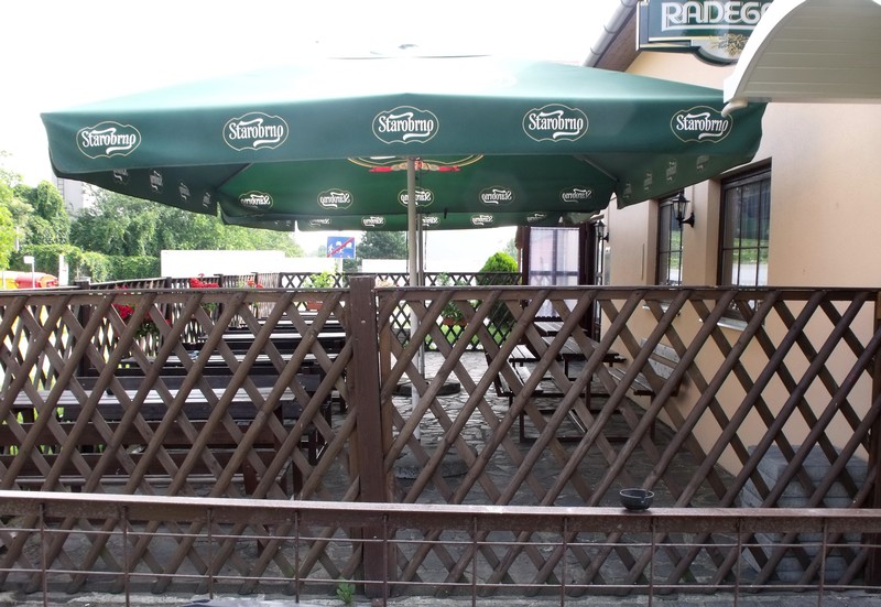 Letní zahrádka před pizzerií